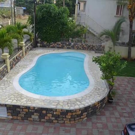Rs Villas - Three Bedrooms Share Apartment With Private Room And Free Wifi And 100Mts To The Beach And Ac And 100Mts To Bus Stop And Pool Flic-en-Flacq エクステリア 写真