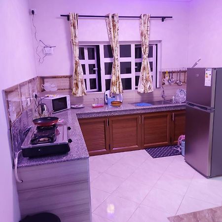 Rs Villas - Three Bedrooms Share Apartment With Private Room And Free Wifi And 100Mts To The Beach And Ac And 100Mts To Bus Stop And Pool Flic-en-Flacq エクステリア 写真