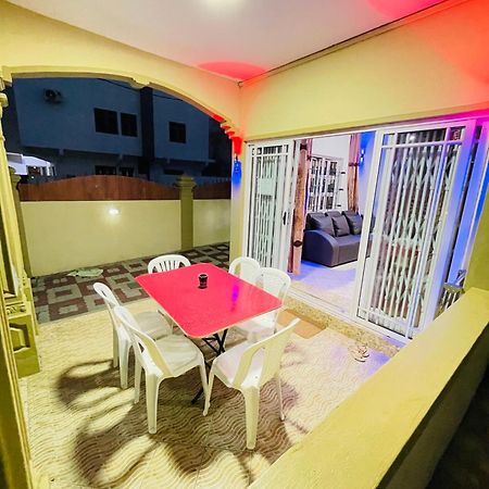 Rs Villas - Three Bedrooms Share Apartment With Private Room And Free Wifi And 100Mts To The Beach And Ac And 100Mts To Bus Stop And Pool Flic-en-Flacq エクステリア 写真
