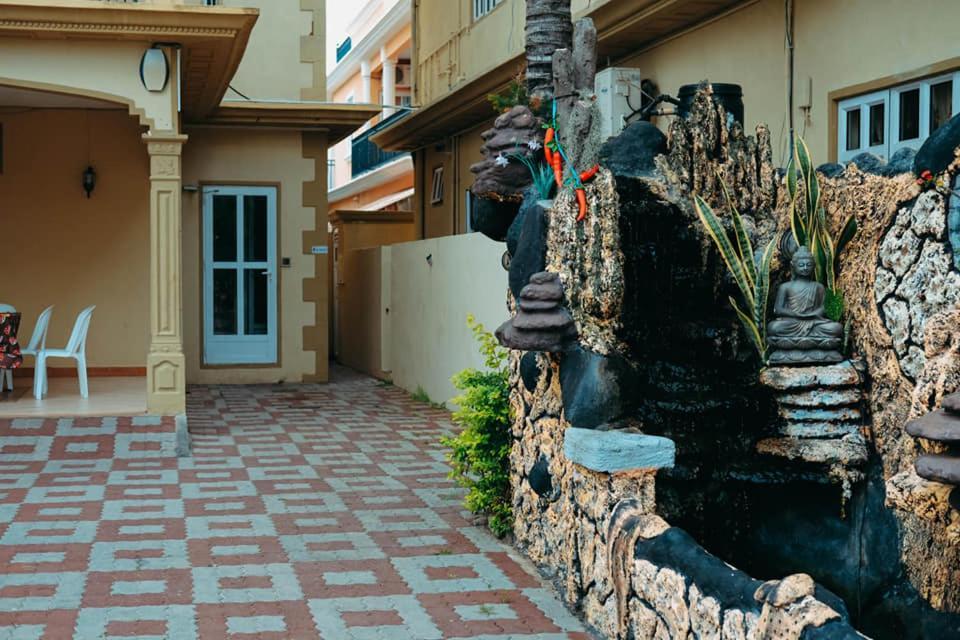 Rs Villas - Three Bedrooms Share Apartment With Private Room And Free Wifi And 100Mts To The Beach And Ac And 100Mts To Bus Stop And Pool Flic-en-Flacq エクステリア 写真