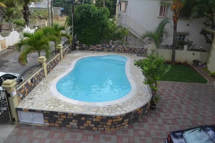 Rs Villas - Three Bedrooms Share Apartment With Private Room And Free Wifi And 100Mts To The Beach And Ac And 100Mts To Bus Stop And Pool Flic-en-Flacq エクステリア 写真