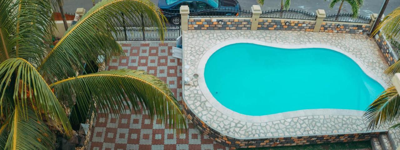 Rs Villas - Three Bedrooms Share Apartment With Private Room And Free Wifi And 100Mts To The Beach And Ac And 100Mts To Bus Stop And Pool Flic-en-Flacq エクステリア 写真