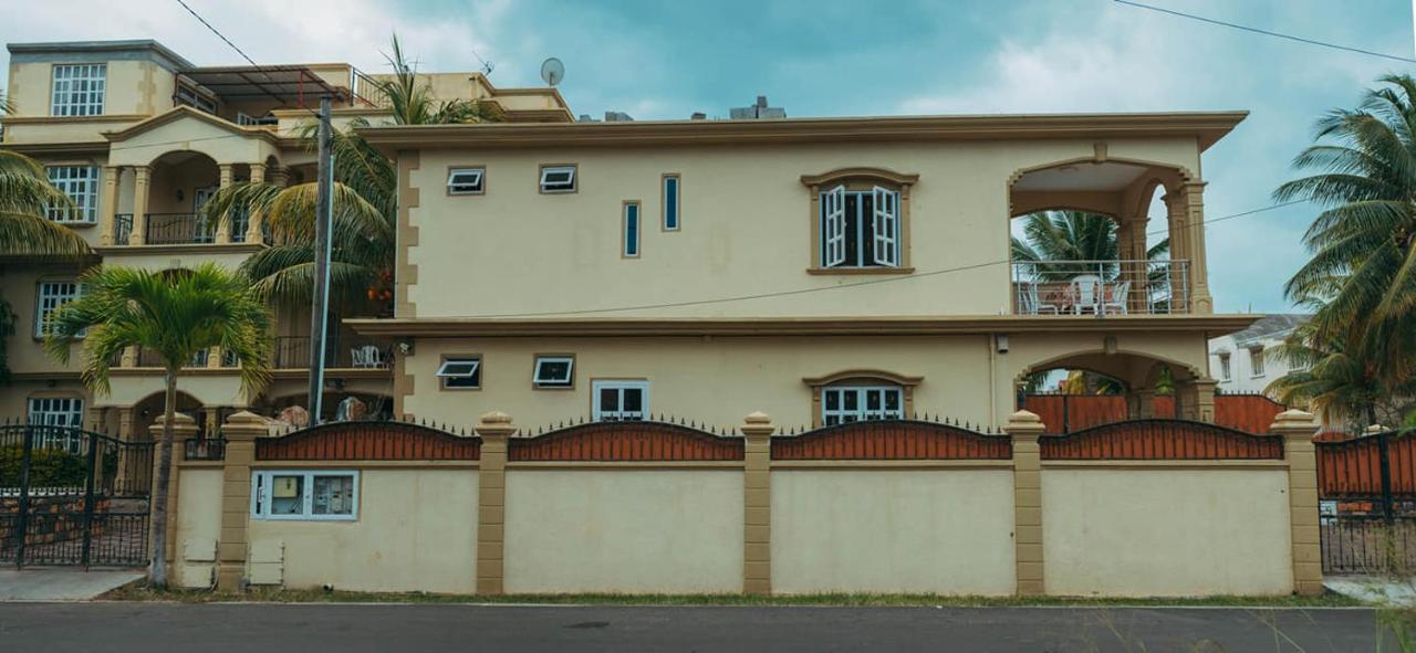 Rs Villas - Three Bedrooms Share Apartment With Private Room And Free Wifi And 100Mts To The Beach And Ac And 100Mts To Bus Stop And Pool Flic-en-Flacq エクステリア 写真