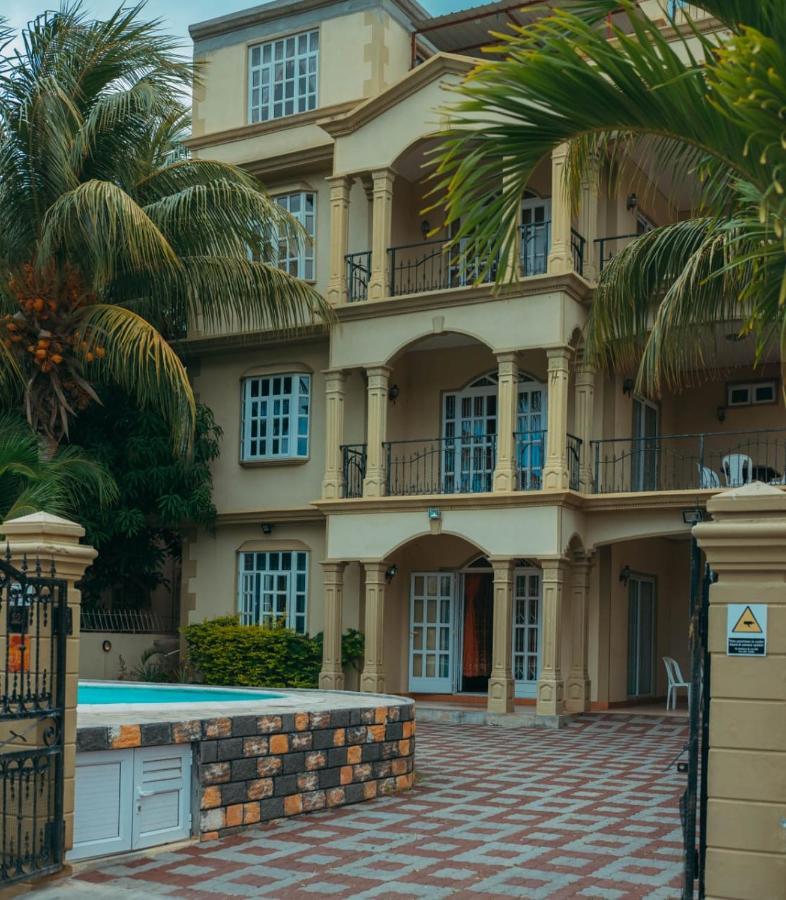 Rs Villas - Three Bedrooms Share Apartment With Private Room And Free Wifi And 100Mts To The Beach And Ac And 100Mts To Bus Stop And Pool Flic-en-Flacq エクステリア 写真
