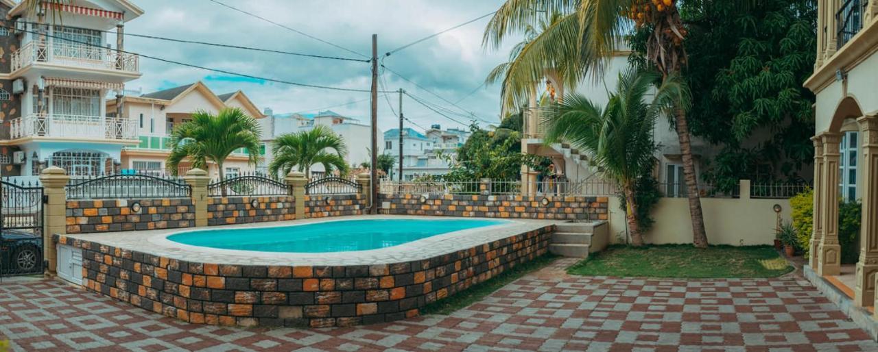 Rs Villas - Three Bedrooms Share Apartment With Private Room And Free Wifi And 100Mts To The Beach And Ac And 100Mts To Bus Stop And Pool Flic-en-Flacq エクステリア 写真