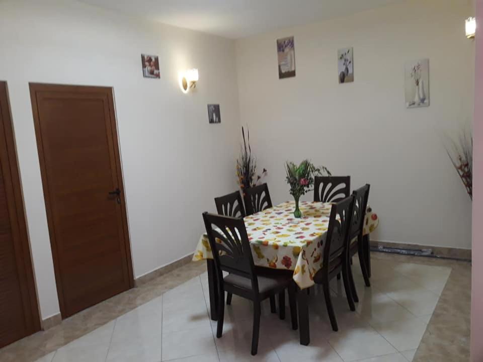 Rs Villas - Three Bedrooms Share Apartment With Private Room And Free Wifi And 100Mts To The Beach And Ac And 100Mts To Bus Stop And Pool Flic-en-Flacq エクステリア 写真