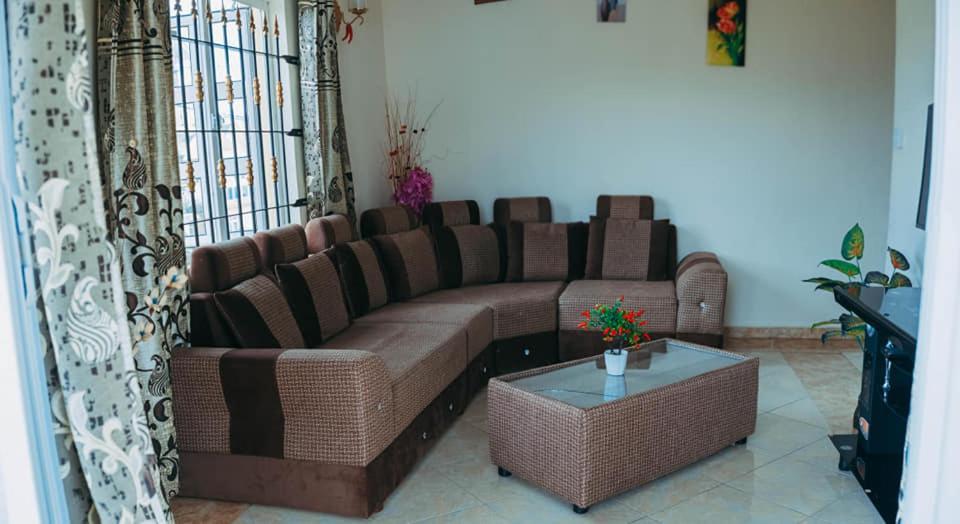 Rs Villas - Three Bedrooms Share Apartment With Private Room And Free Wifi And 100Mts To The Beach And Ac And 100Mts To Bus Stop And Pool Flic-en-Flacq エクステリア 写真