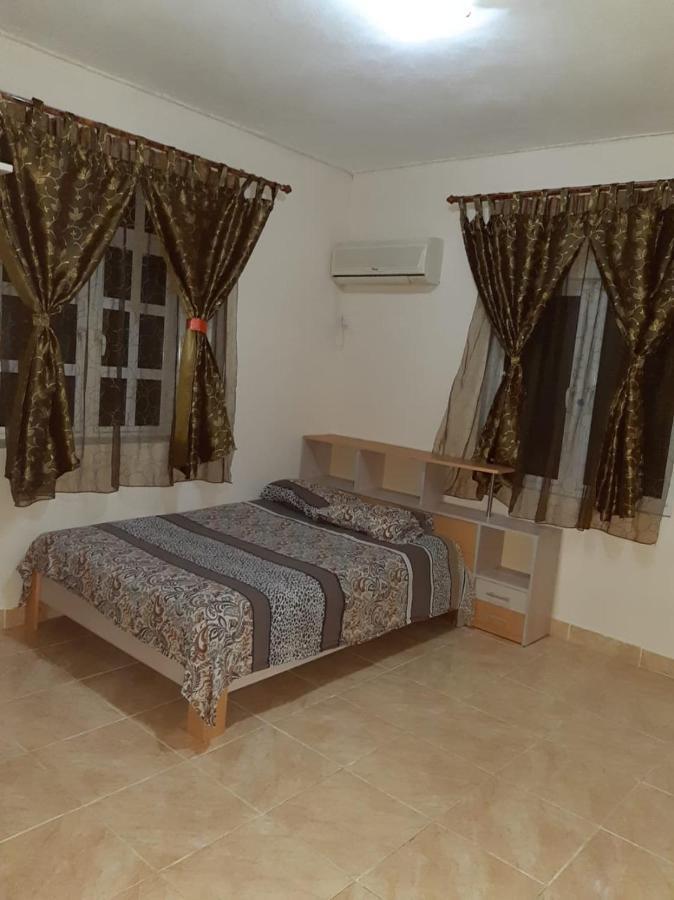Rs Villas - Three Bedrooms Share Apartment With Private Room And Free Wifi And 100Mts To The Beach And Ac And 100Mts To Bus Stop And Pool Flic-en-Flacq エクステリア 写真