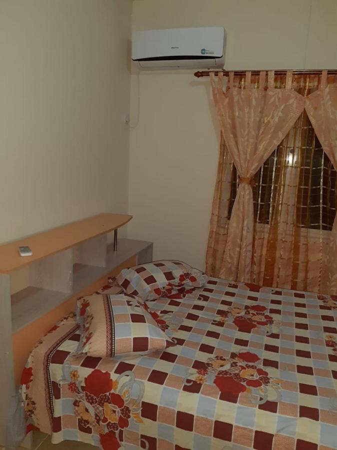 Rs Villas - Three Bedrooms Share Apartment With Private Room And Free Wifi And 100Mts To The Beach And Ac And 100Mts To Bus Stop And Pool Flic-en-Flacq エクステリア 写真