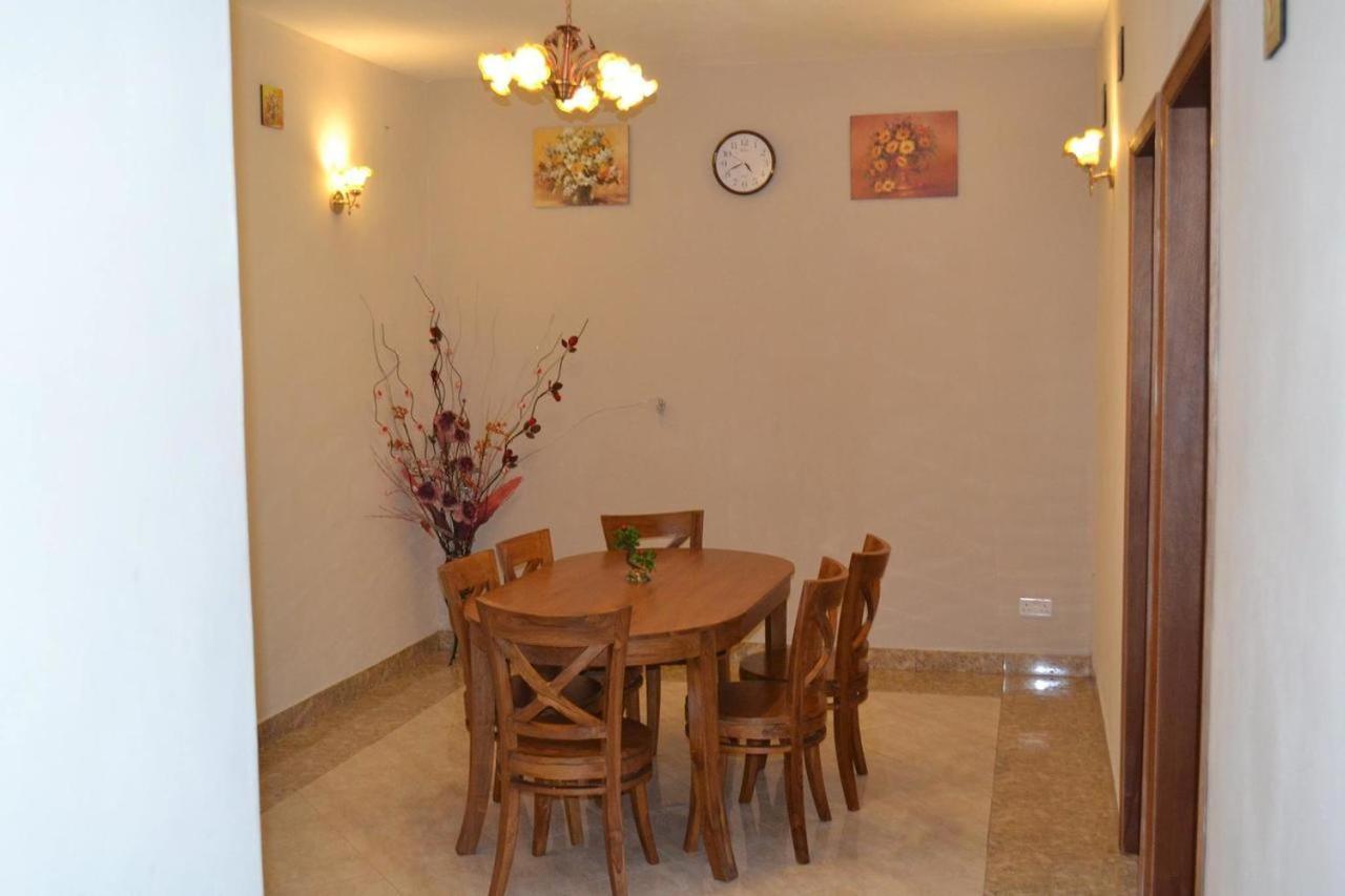 Rs Villas - Three Bedrooms Share Apartment With Private Room And Free Wifi And 100Mts To The Beach And Ac And 100Mts To Bus Stop And Pool Flic-en-Flacq エクステリア 写真