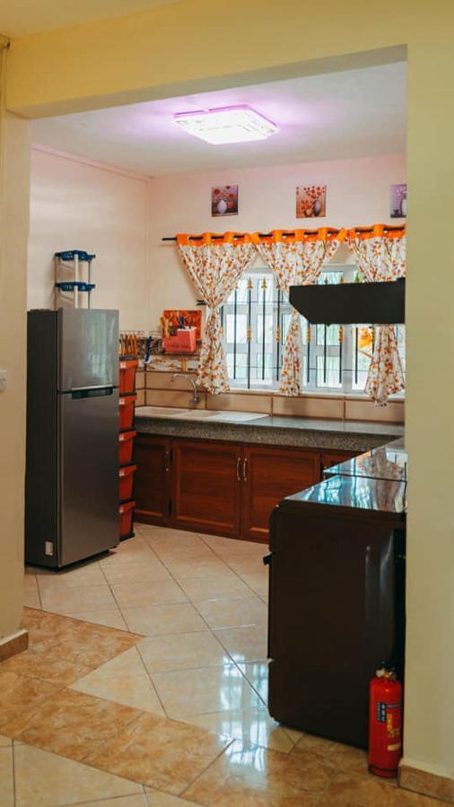 Rs Villas - Three Bedrooms Share Apartment With Private Room And Free Wifi And 100Mts To The Beach And Ac And 100Mts To Bus Stop And Pool Flic-en-Flacq エクステリア 写真