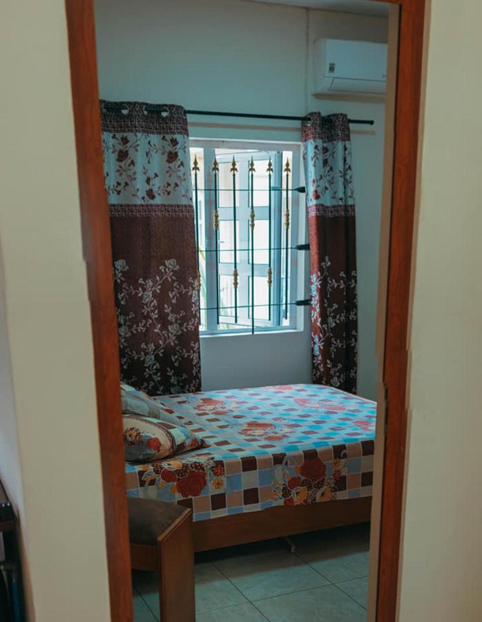 Rs Villas - Three Bedrooms Share Apartment With Private Room And Free Wifi And 100Mts To The Beach And Ac And 100Mts To Bus Stop And Pool Flic-en-Flacq エクステリア 写真