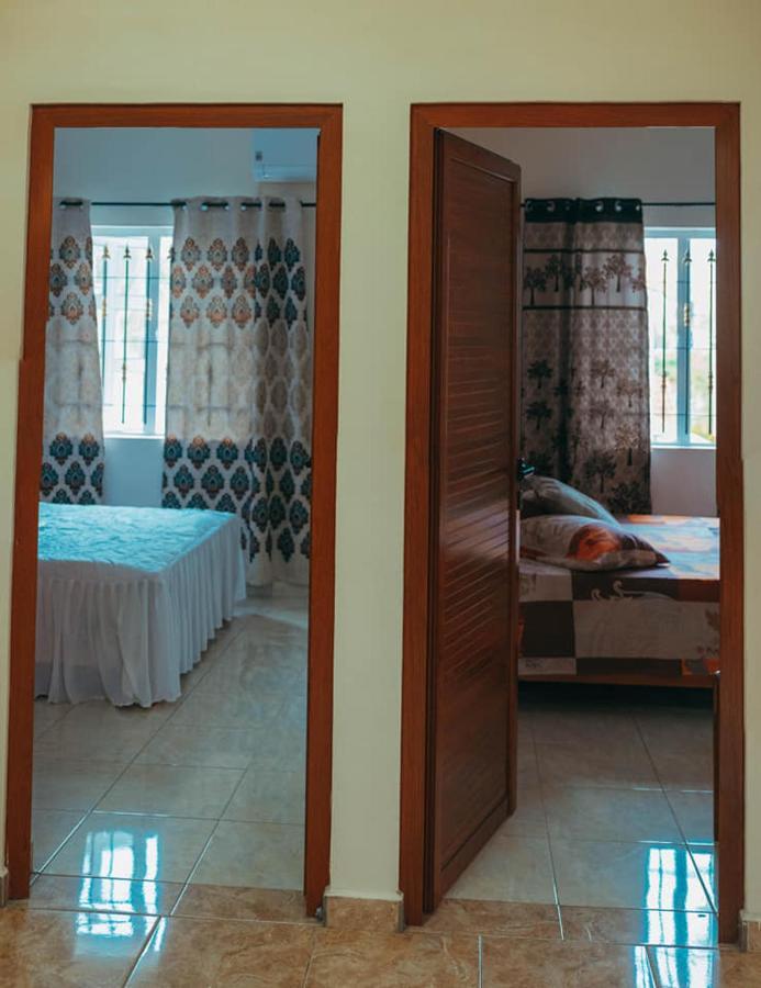 Rs Villas - Three Bedrooms Share Apartment With Private Room And Free Wifi And 100Mts To The Beach And Ac And 100Mts To Bus Stop And Pool Flic-en-Flacq エクステリア 写真