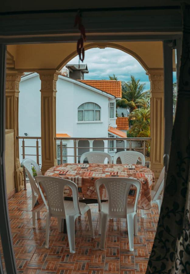 Rs Villas - Three Bedrooms Share Apartment With Private Room And Free Wifi And 100Mts To The Beach And Ac And 100Mts To Bus Stop And Pool Flic-en-Flacq エクステリア 写真