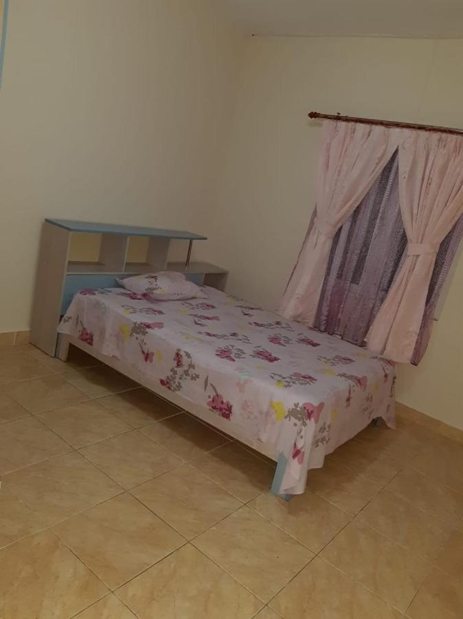 Rs Villas - Three Bedrooms Share Apartment With Private Room And Free Wifi And 100Mts To The Beach And Ac And 100Mts To Bus Stop And Pool Flic-en-Flacq エクステリア 写真