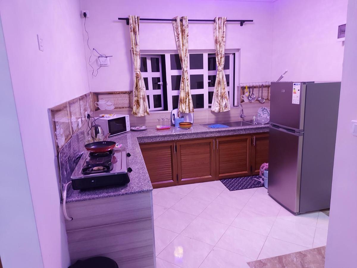 Rs Villas - Three Bedrooms Share Apartment With Private Room And Free Wifi And 100Mts To The Beach And Ac And 100Mts To Bus Stop And Pool Flic-en-Flacq エクステリア 写真