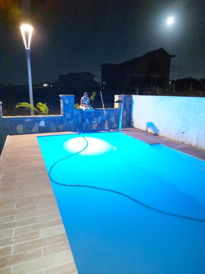 Rs Villas - Three Bedrooms Share Apartment With Private Room And Free Wifi And 100Mts To The Beach And Ac And 100Mts To Bus Stop And Pool Flic-en-Flacq エクステリア 写真