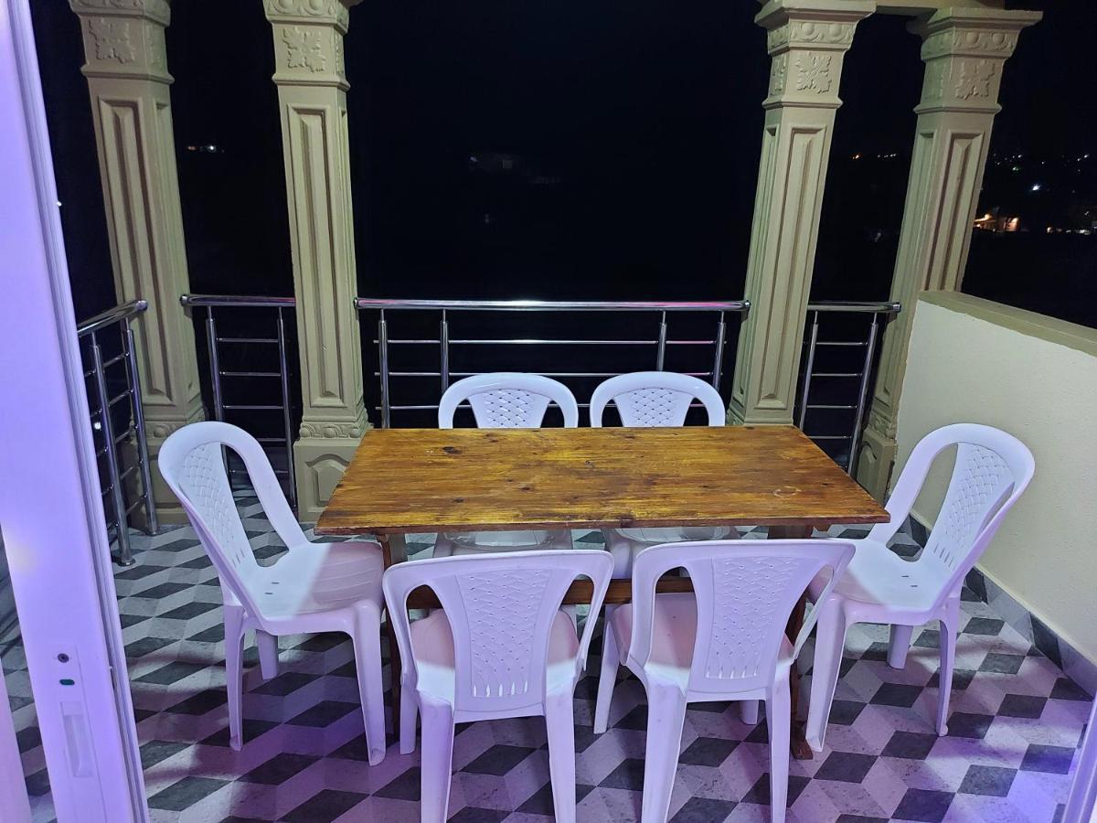 Rs Villas - Three Bedrooms Share Apartment With Private Room And Free Wifi And 100Mts To The Beach And Ac And 100Mts To Bus Stop And Pool Flic-en-Flacq エクステリア 写真