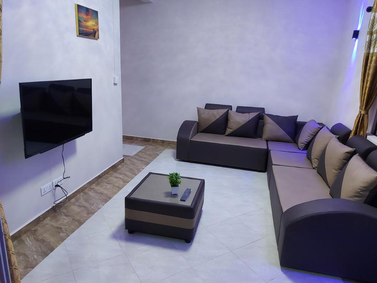 Rs Villas - Three Bedrooms Share Apartment With Private Room And Free Wifi And 100Mts To The Beach And Ac And 100Mts To Bus Stop And Pool Flic-en-Flacq エクステリア 写真