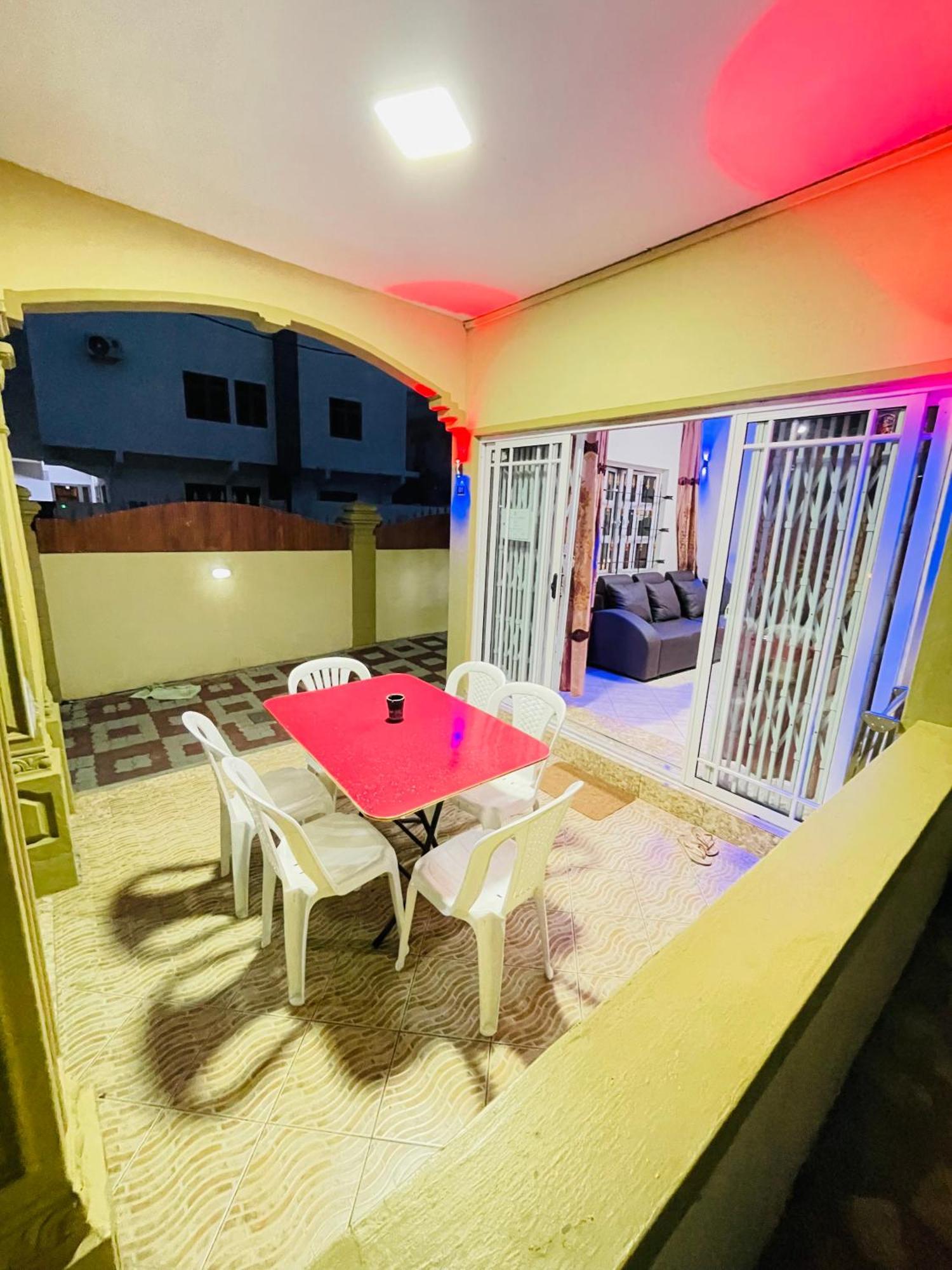 Rs Villas - Three Bedrooms Share Apartment With Private Room And Free Wifi And 100Mts To The Beach And Ac And 100Mts To Bus Stop And Pool Flic-en-Flacq エクステリア 写真